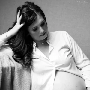 Vignette : Portrait de grossesse de Sophie avec chemise blanche en Normandie