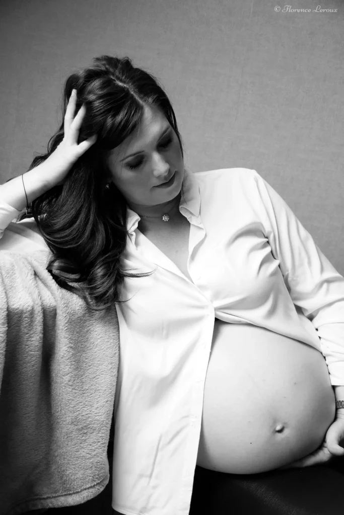 Portrait de grossesse de Sophie avec chemise blanche en Normandie