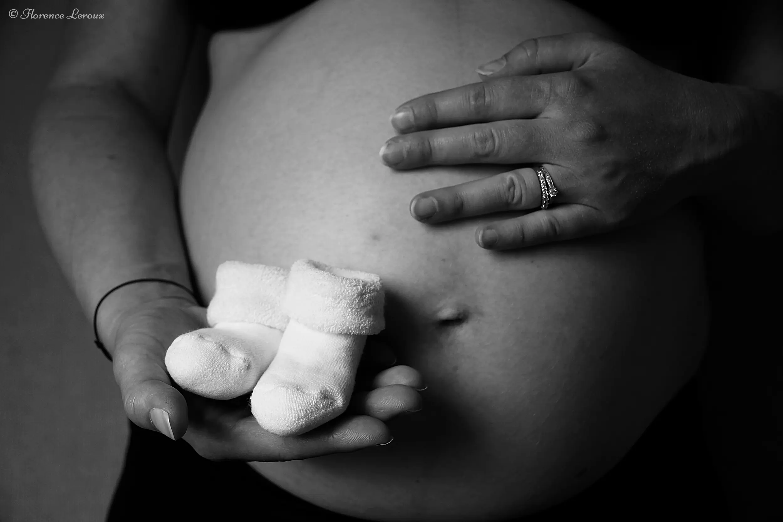 Portrait de grossesse de Sophie, zoom sur les chaussons, en Normandie