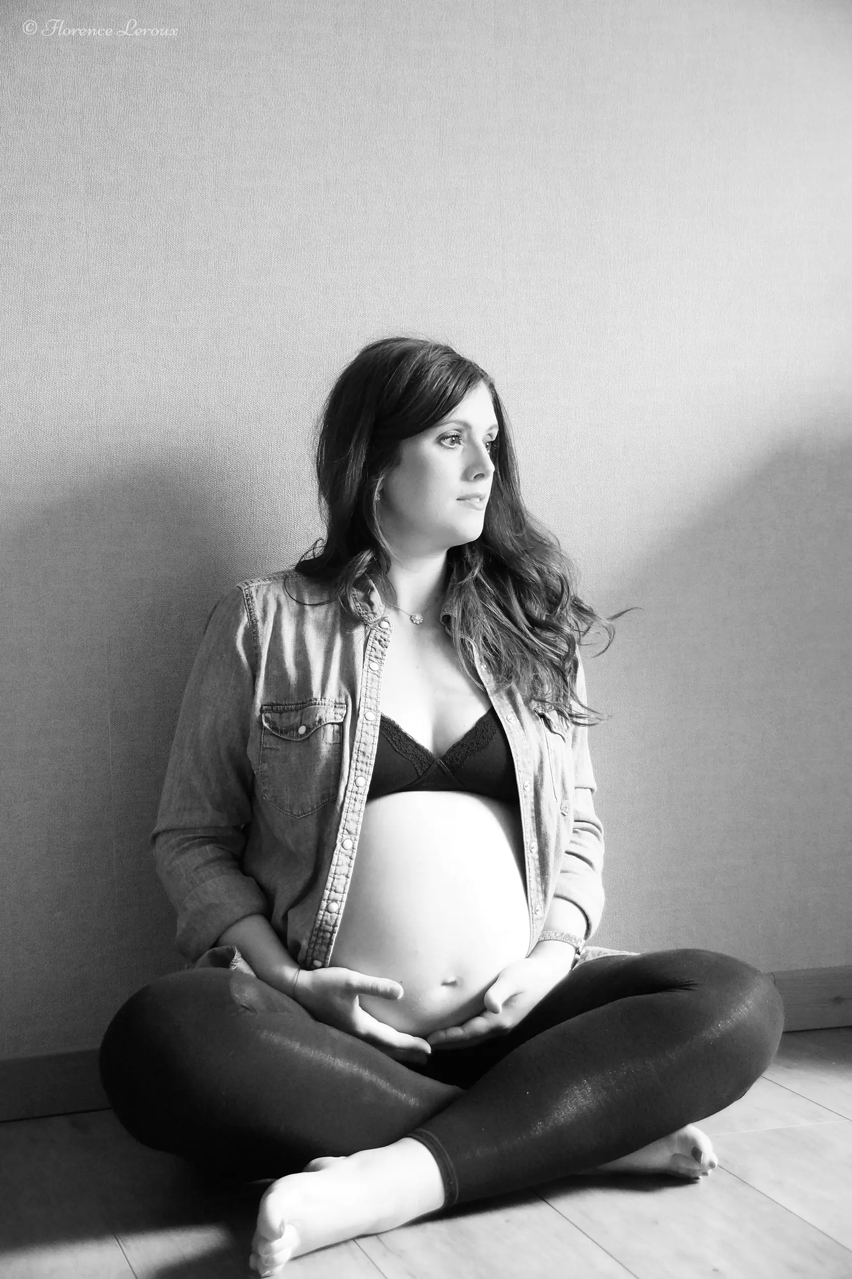 Portrait de grossesse de Sophie avec chemise en jean en Normandie