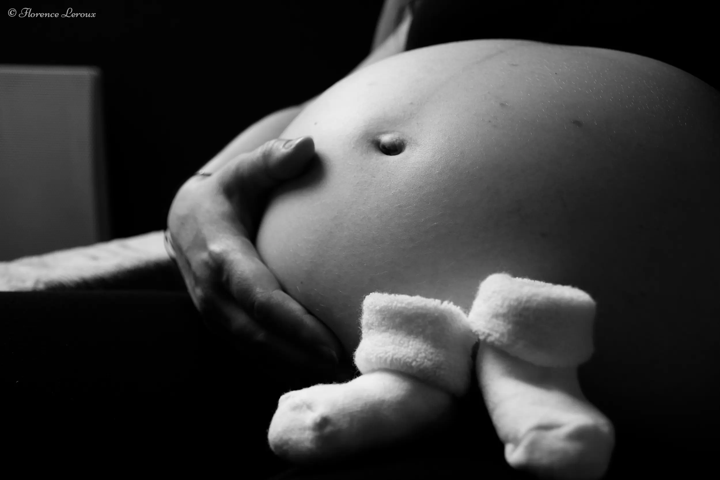 Portrait de grossesse de Sophie, zoom sur le ventre, en Normandie