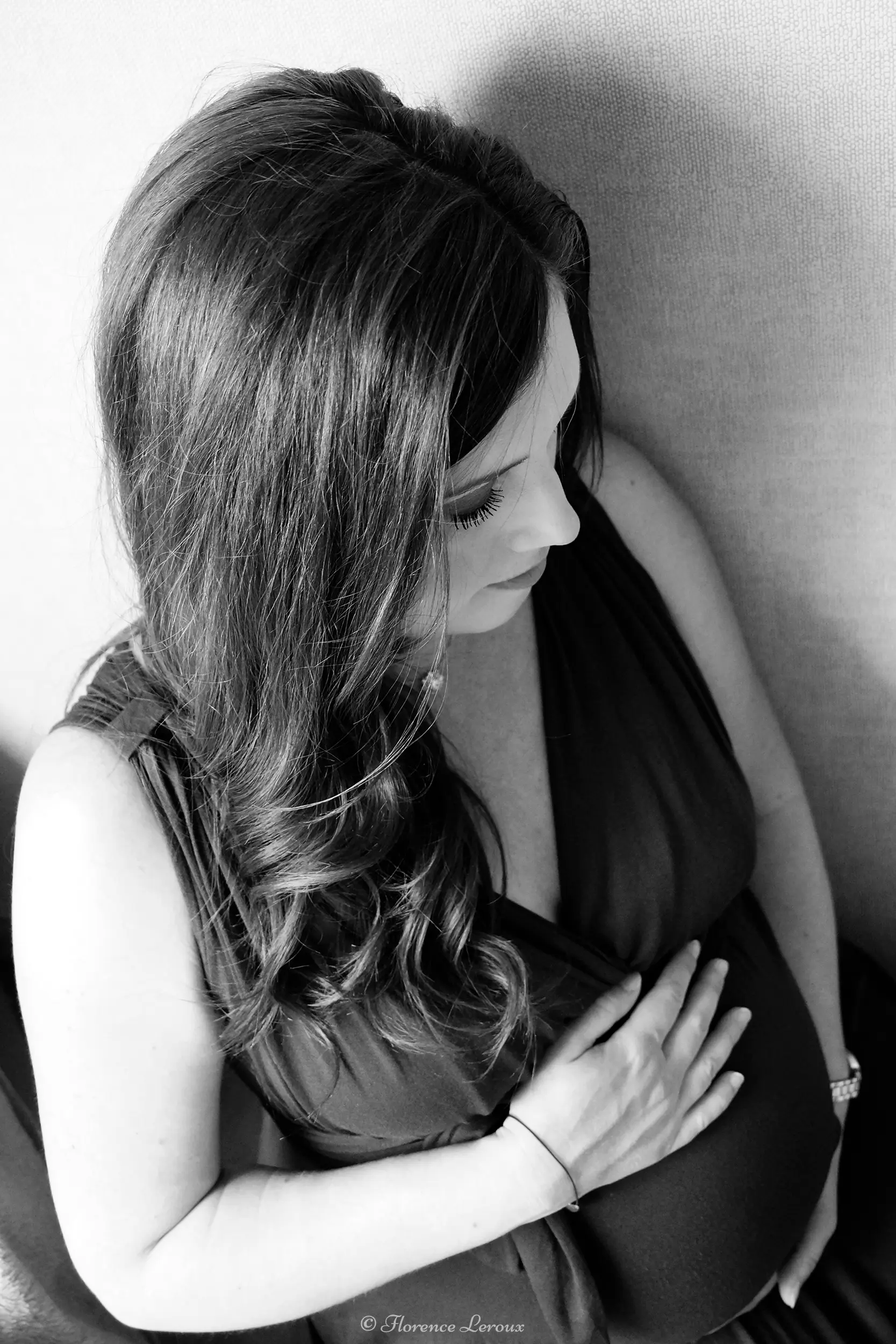 Portrait de grossesse de Sophie avec robe bleue en Normandie